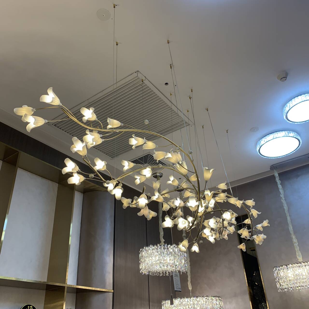 Modern Brass Branch Ceramics Flower Chandelier for Stylish Living Room Hotel and Restaurant - Richardrider