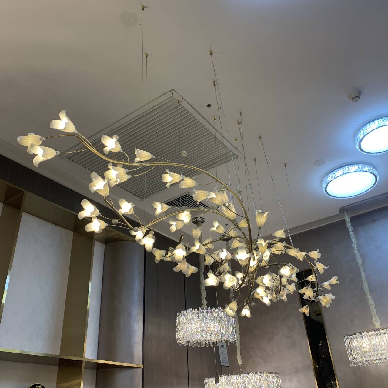 Modern Brass Branch Ceramics Flower Chandelier for Stylish Living Room Hotel and Restaurant - Richardrider